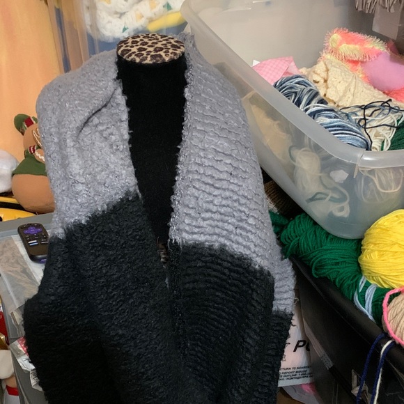Black and Gray Textured Shawl (M-L-XL) - Picture 5 of 6